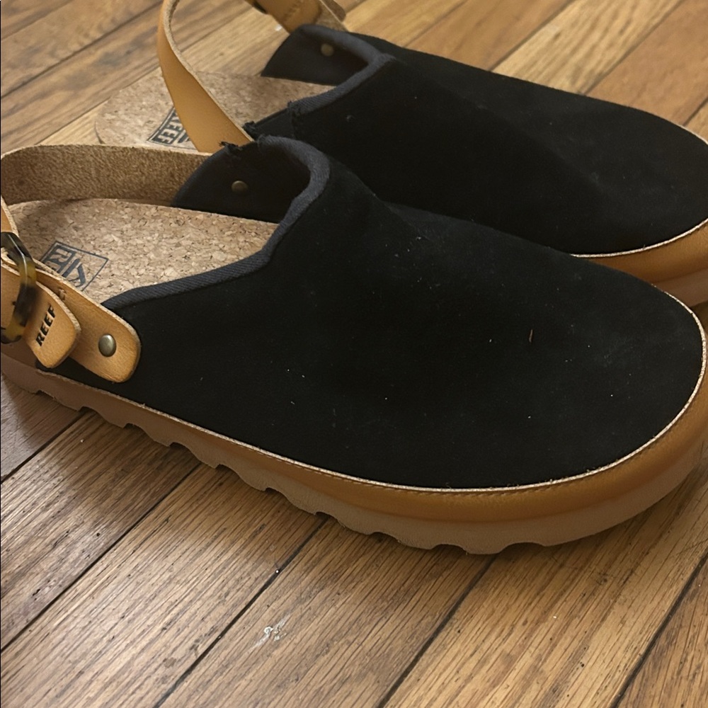 Woman’s 9 Reef Black Suede with Tan Leather Backstrap Clogs - Picture 3 of 4
